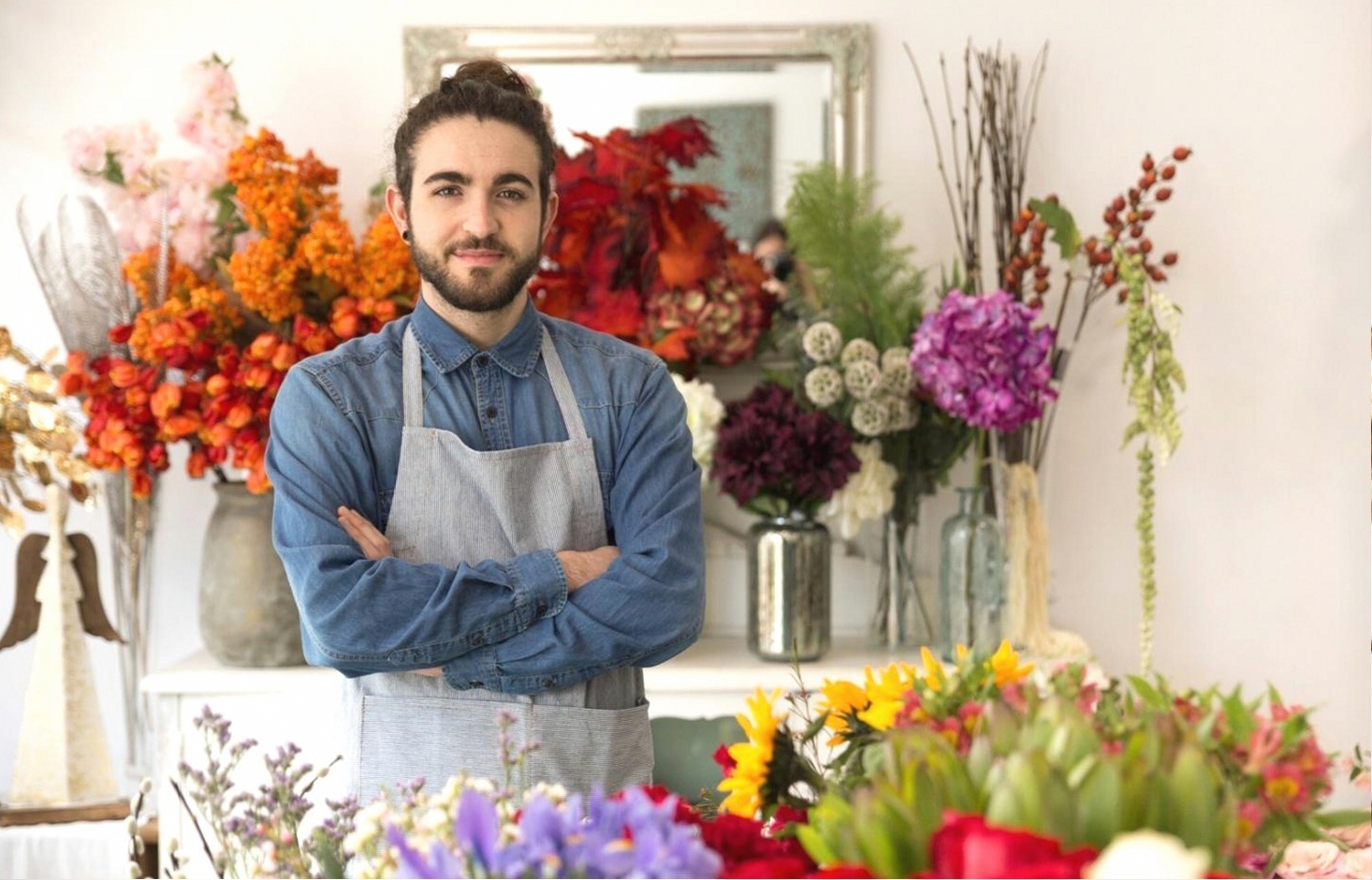 Floristisches Arrangement mit parallel ausgerichteten Pflanzenstielen